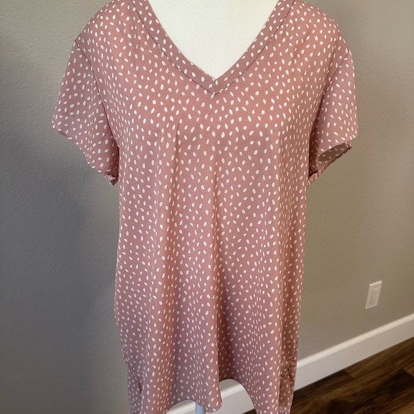 Everleigh Pink and White V-Neck Short Sleeve Tee - Picture 1 of 8